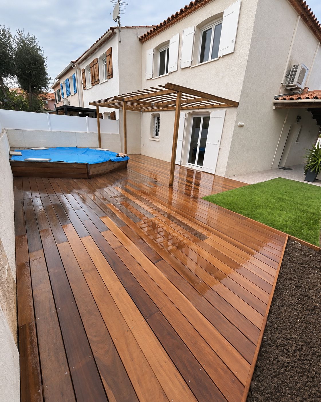 Terrasse en bois exotique et pergola autour d'une piscine
