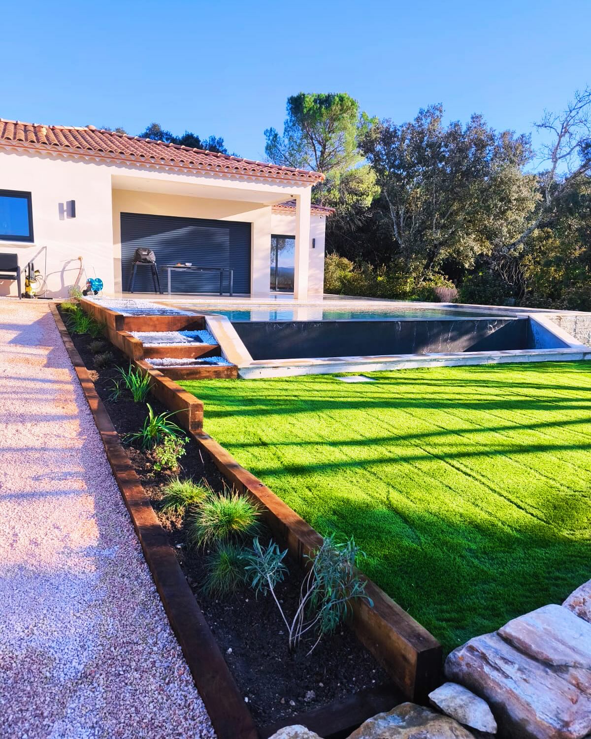 Piscine, cascade et terrasse en bois